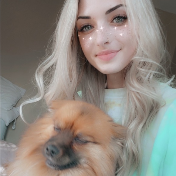 Lizzie Shodin - Poshmark Profile Picture of Lizzie Shodin (@lizzieshodin) on Poshmark