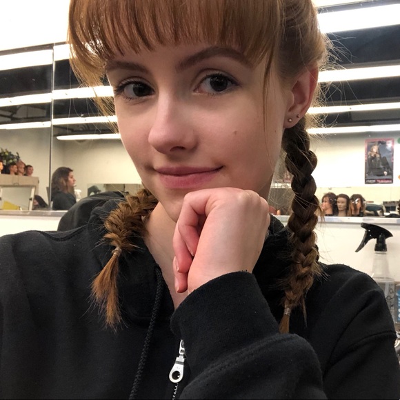 Profile Picture of Hanna Watson (@fantasyflowers) on Poshmark