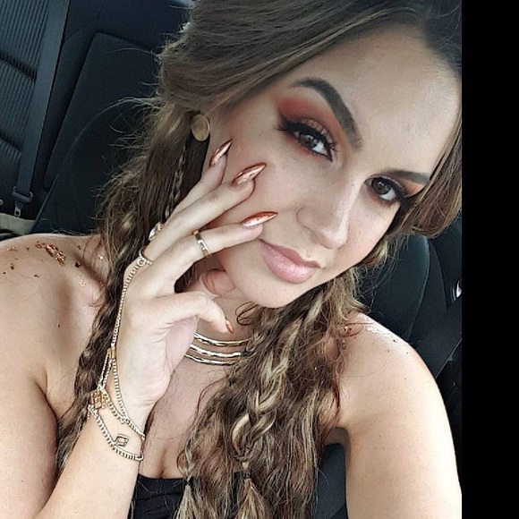 Profile Picture of Devin Strebler (@devinnicole91) on Poshmark