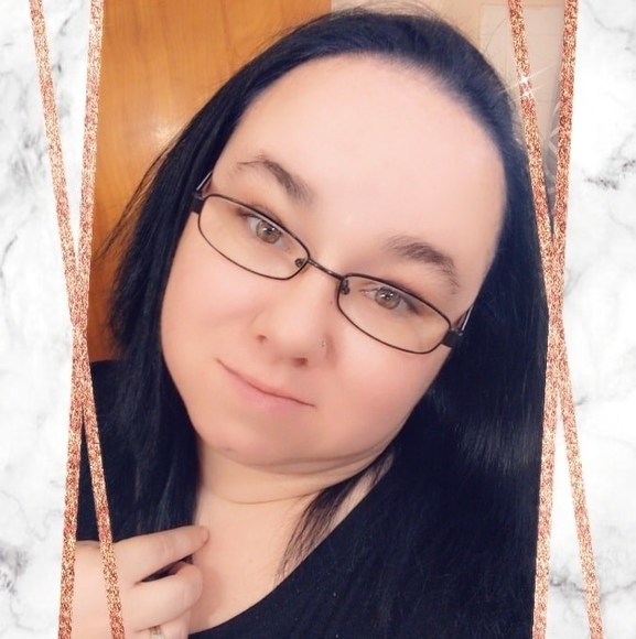 Profile Picture of Angela Theusch (@angelatheusch) on Poshmark