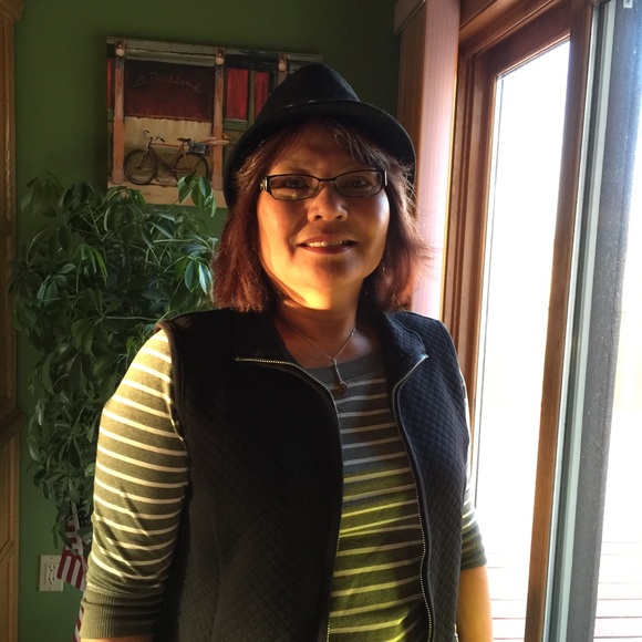 Profile Picture of Tina Montoya (@tinamonty) on Poshmark