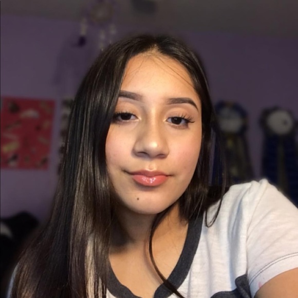 Profile Picture of Cassandra De la paz (@cassandra_530) on Poshmark