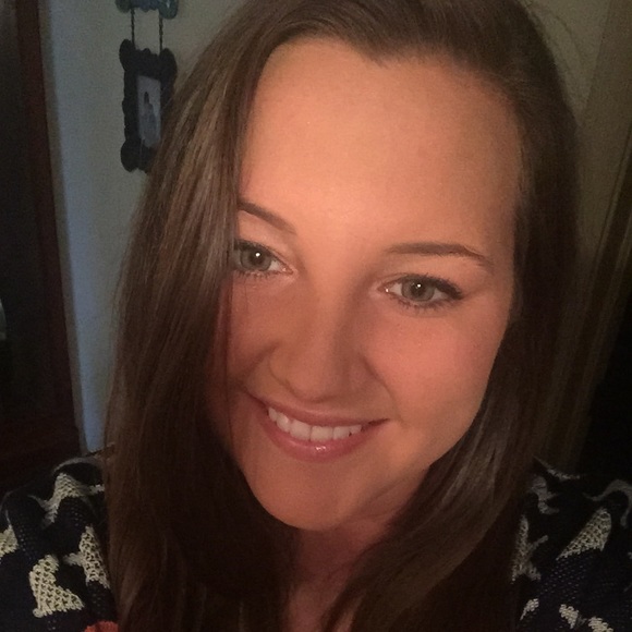 Profile Picture of Brittany Devore (@brittanydevore) on Poshmark