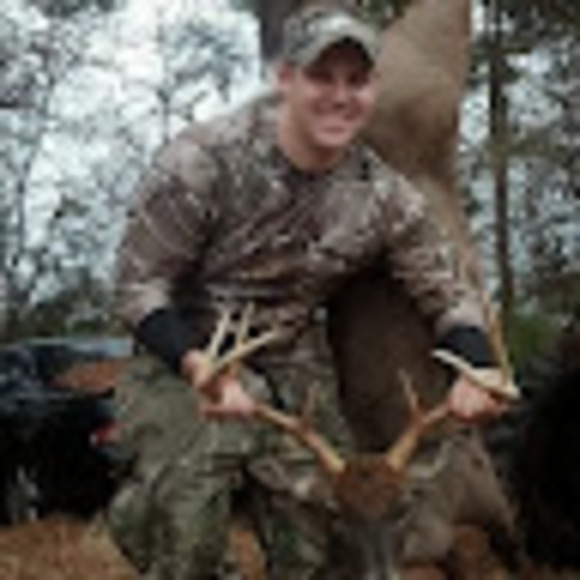 Profile Picture of Andrew Pearce (@andyruphis) on Poshmark