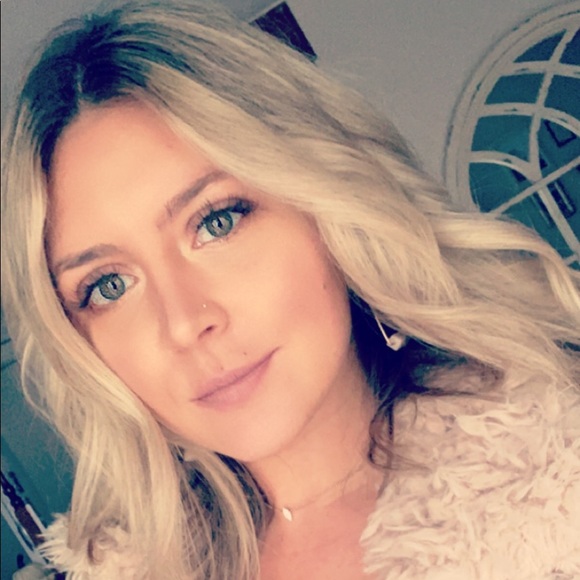 Profile Picture of Alaina Shiesley (@ashiesley) on Poshmark