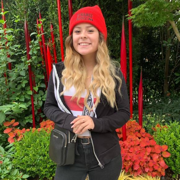 Profile Picture of Angelica Bedoya (@angelica_bedoya) on Poshmark