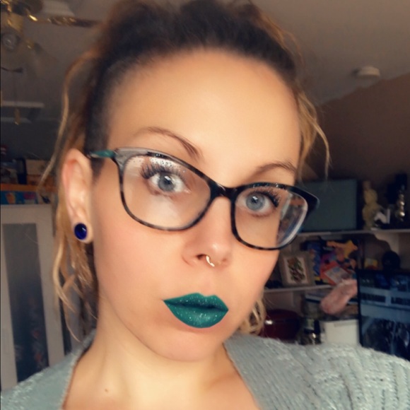 Profile Picture of Ke Cantilena (@kilewea) on Poshmark