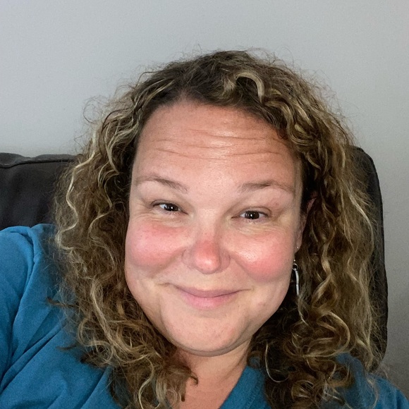 Julie Pesonen - Poshmark Profile Picture of Julie Pesonen (@juliepesonen) on Poshmark