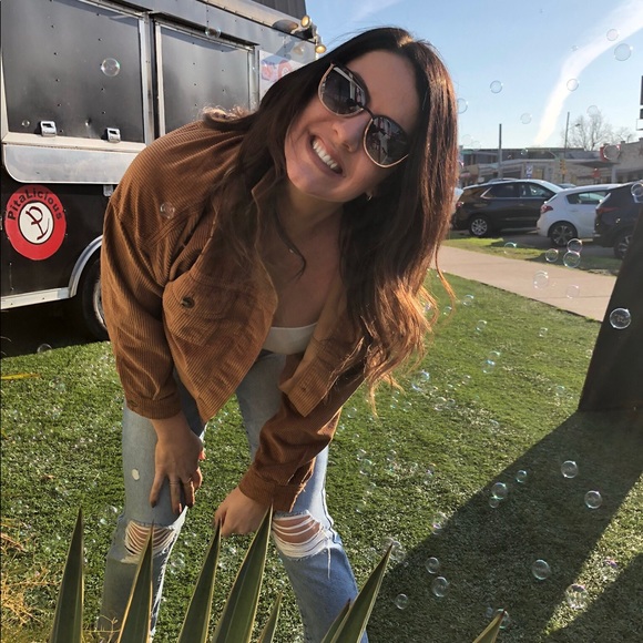 Profile Picture of Hollie Mcgee (@hollie_mcgee) on Poshmark