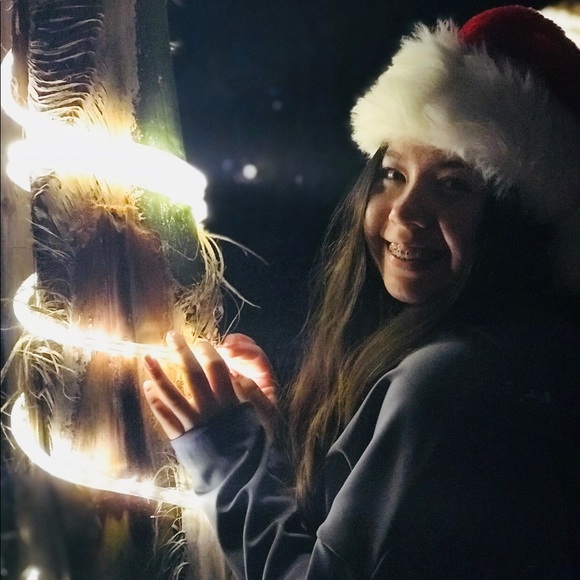 Profile Picture of Annie Lowell (@lowellani) on Poshmark