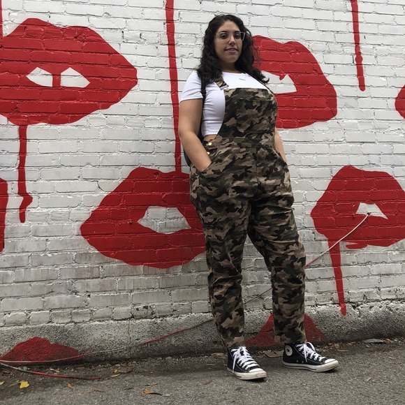 Profile Picture of Jess Borelli (@jayyyb0) on Poshmark