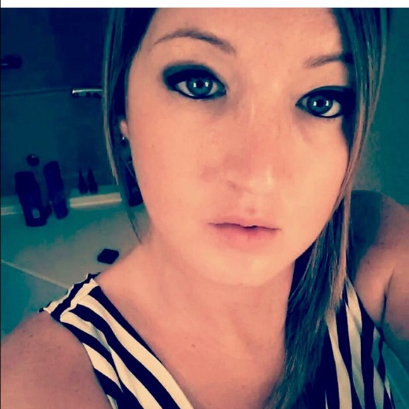 Profile Picture of Kirsten Duperry (@kirstenduperry) on Poshmark