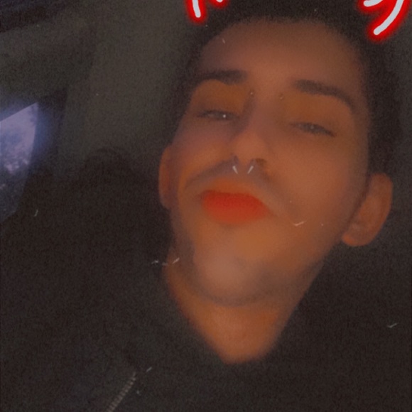 Profile Picture of Daniel Annis (@bussinbootay) on Poshmark