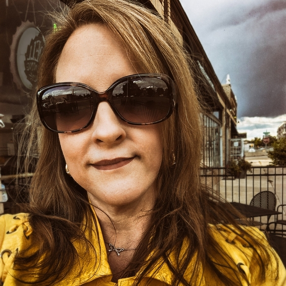 Profile Picture of Lynn Sampson (@lynnsampson2009) on Poshmark