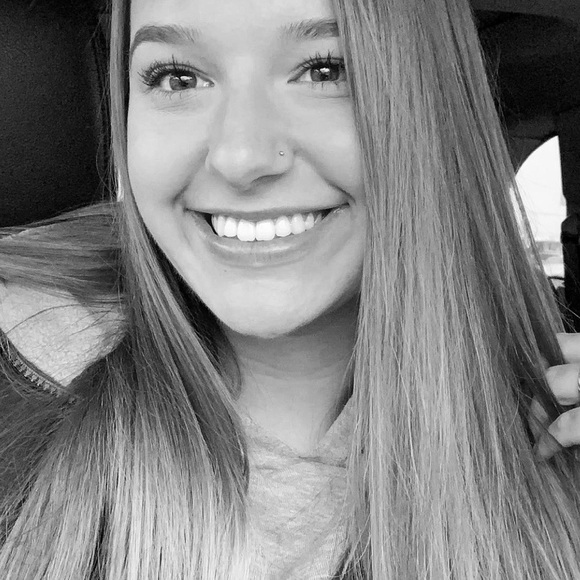 Profile Picture of Julia Streeter (@juliakstreeter) on Poshmark