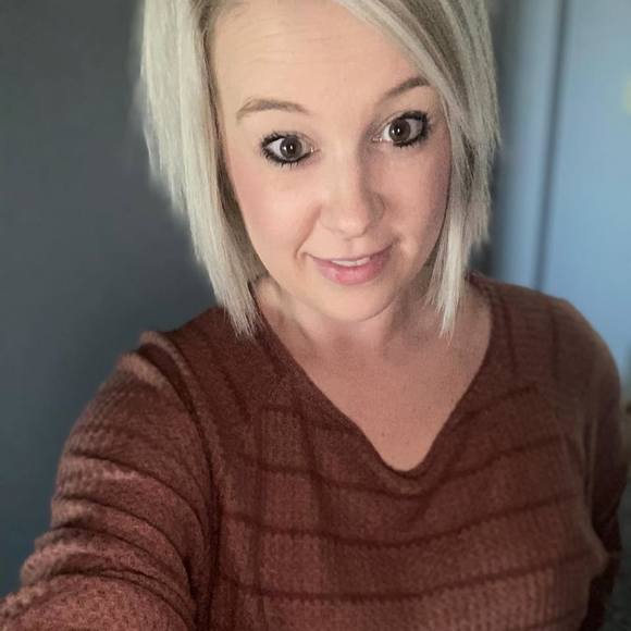 Profile Picture of Sarah Vertrees (@dsvertrees) on Poshmark