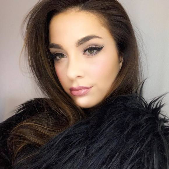 Laura Claussen - Poshmark Profile Picture of Laura Claussen (@jimmybrunoned) on Poshmark