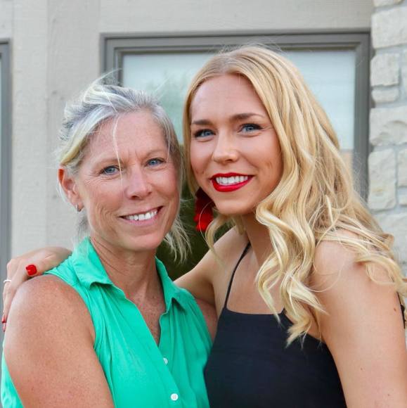 Laura Bergkamp - Poshmark Profile Picture of Laura Bergkamp (@lkbergkamp) on Poshmark