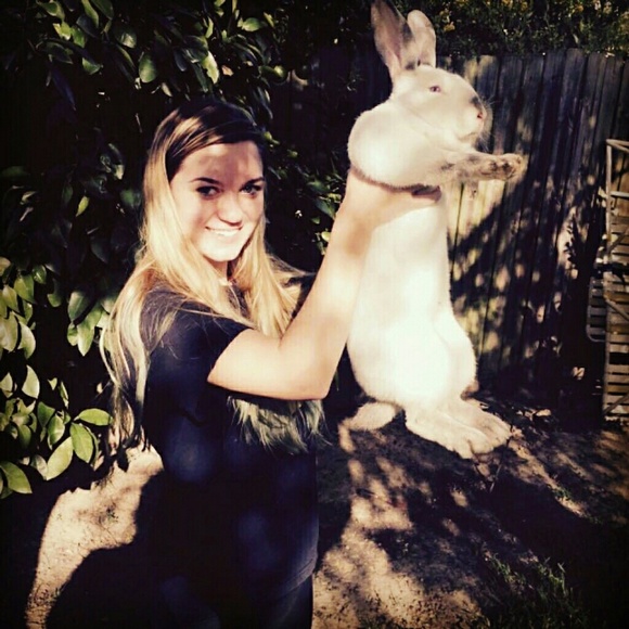 Profile Picture of Amber Brooks (@amber1717) on Poshmark