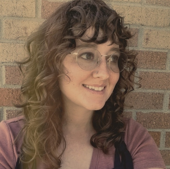 Profile Picture of Laura Lervold (@greenswerve) on Poshmark