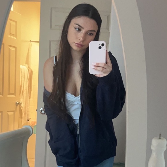 Profile Picture of Savanna Ramirez (@savvyram4) on Poshmark