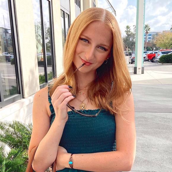 Profile Picture of Cassie Hoekzema (@cassiehoekzema) on Poshmark