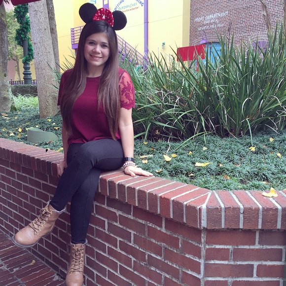 Profile Picture of Daniela Quintero (@daniquinteroq) on Poshmark