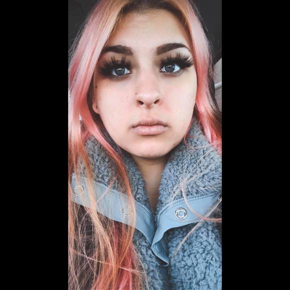 Profile Picture of Amy Harzewski (@a_harzewski) on Poshmark