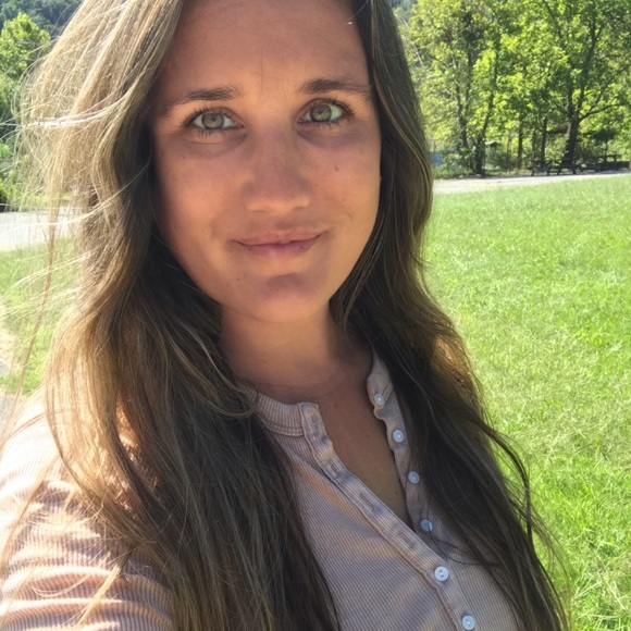 Profile Picture of Ariel Wagner (@granolagirl7) on Poshmark