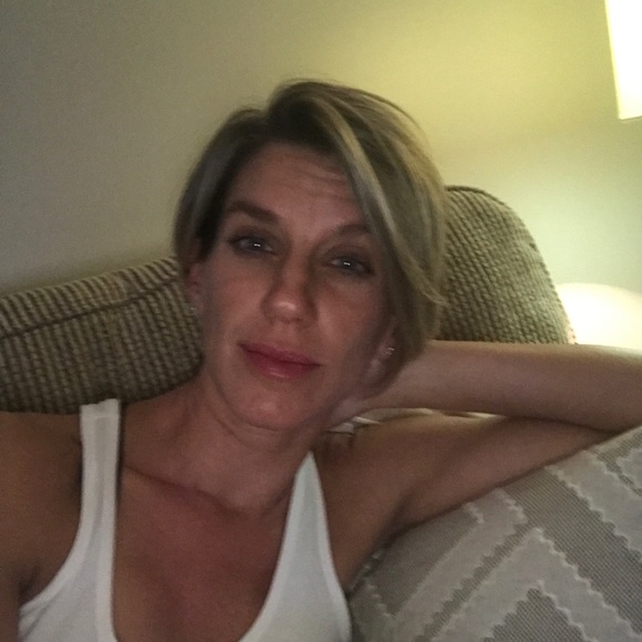 Profile Picture of Carrie Robaugh (@carriezig15) on Poshmark