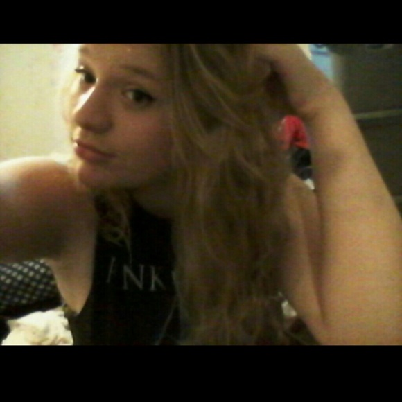 Profile Picture of Emma Hambleton (@emma_sophizzel) on Poshmark