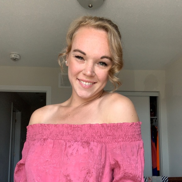 Profile Picture of Nikki Makepeace (@nikki_makepeace) on Poshmark