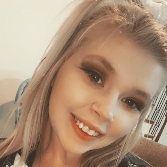 Profile Picture of Brianna Stainbrook (@bgates10) on Poshmark