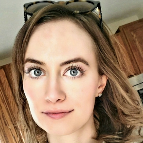 Profile Picture of Lucina Rouggly-nickless (@lucinacolleen) on Poshmark