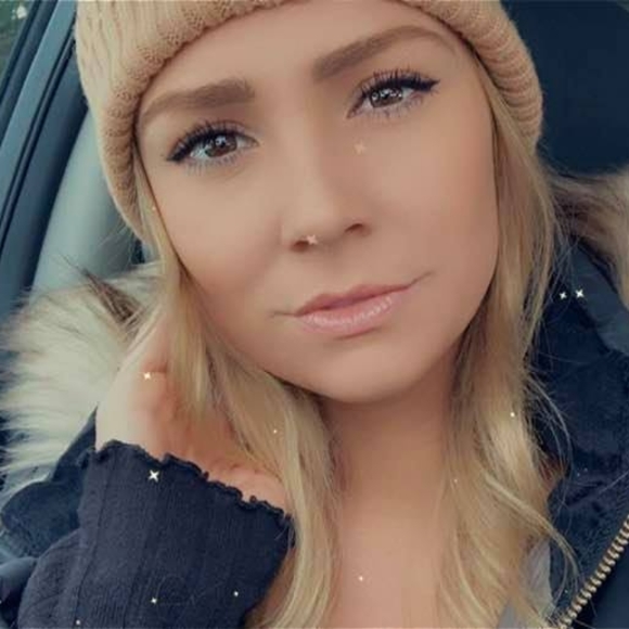 Profile Picture of Eva Micozzi (@eva100) on Poshmark