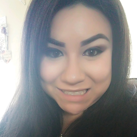 Profile Picture of Angela Esquibel (@aesquibel15) on Poshmark