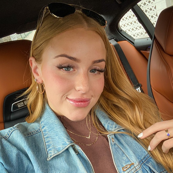 Profile Picture of Olivia Denooyer (@oliviadenooyer) on Poshmark