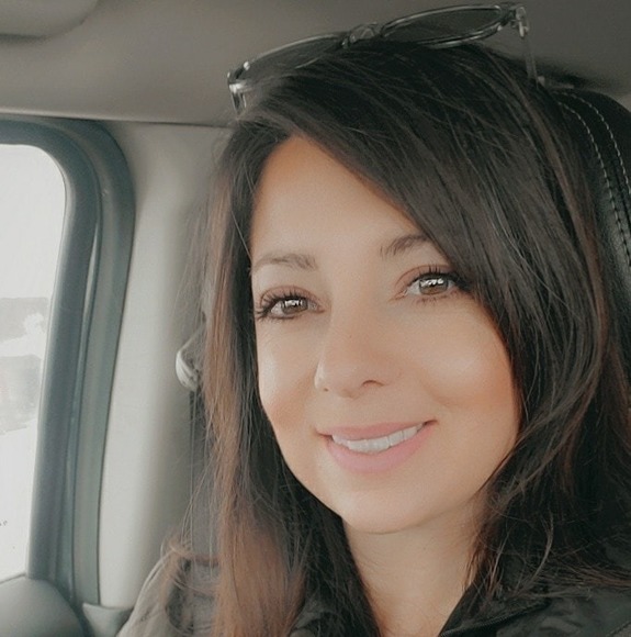 Profile Picture of Nicole Thaler (@ndthaler) on Poshmark