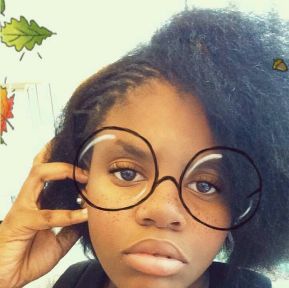 Profile Picture of Essence Gibbs (@queentowavy) on Poshmark