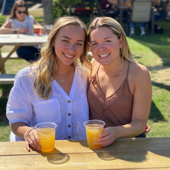 Profile Picture of Shelby Mazzone (@shelbymazz) on Poshmark