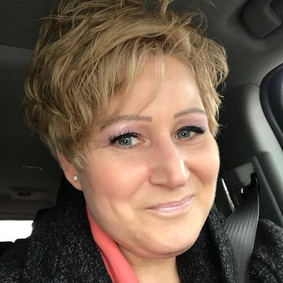 Profile Picture of Debbie Gendron (@gendrondm) on Poshmark