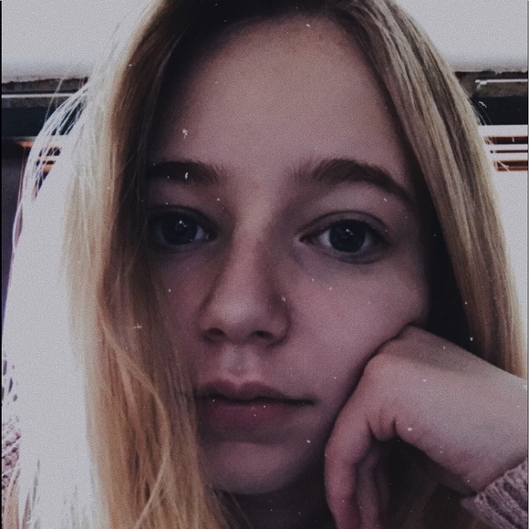 Profile Picture of Lizzy Paege (@paege_lizzy) on Poshmark