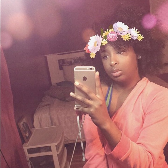 Profile Picture of Guniyah Sampract (@guniyah) on Poshmark