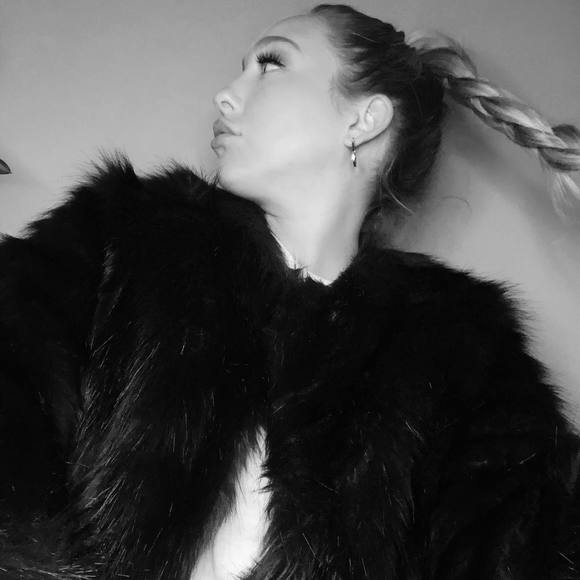 Profile Picture of Isabel Lesniak (@ilesniak) on Poshmark