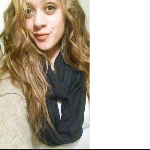 Profile Picture of Iris Uribe (@irisuribe_97) on Poshmark