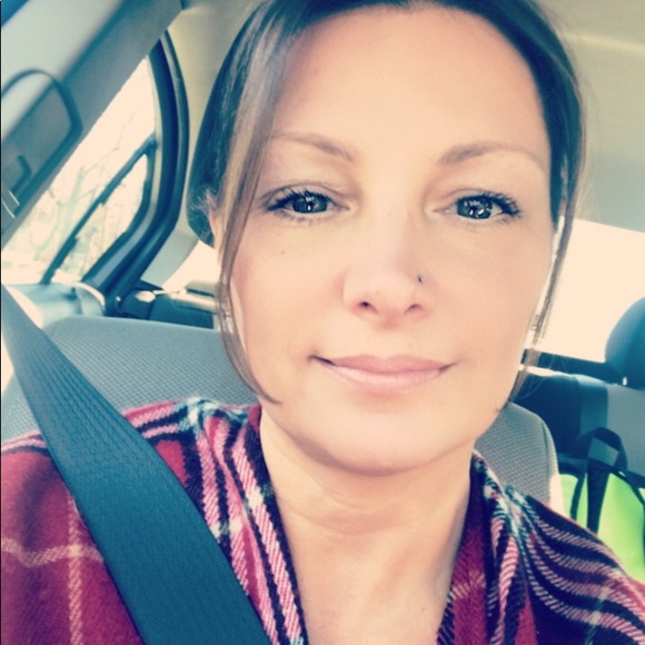 Profile Picture of Thedra Burns (@thedralb) on Poshmark