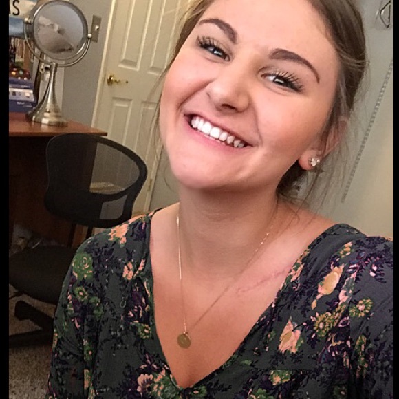 Profile Picture of Livi Kandra (@livikandra) on Poshmark