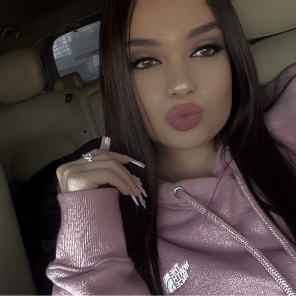 Profile Picture of Danielle Lucero (@dlucero711) on Poshmark