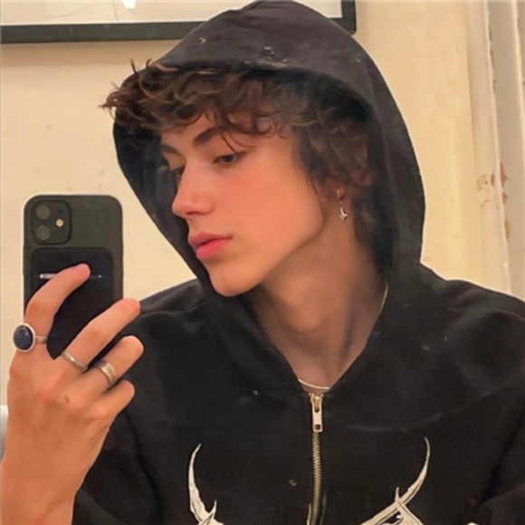 Profile Picture of Broderick Edward (@hazelrigfx) on Poshmark