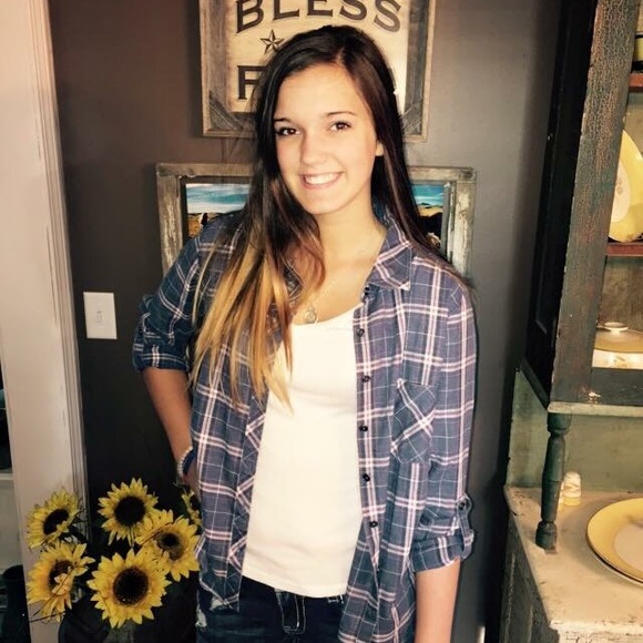 Profile Picture of Madelynn Schindler (@_madelynn__) on Poshmark